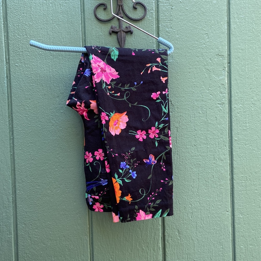 ❌Sold! ❌ Old Navy Harper Mid Rise Pant Floral Navy Blue - Picture 3 of 6